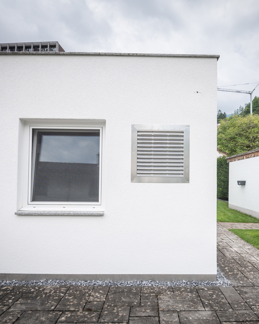 Innenaufgestellte Wärmepumpe: Aussen Ansicht innenaufgestellte Wärmepumpe.