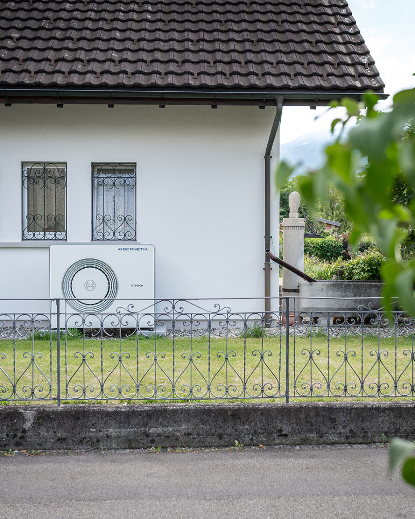 Aussenansicht Wärmepumpe: Auswechslung einer Ölheizung und neuerstellung einer Wärmepumpe.